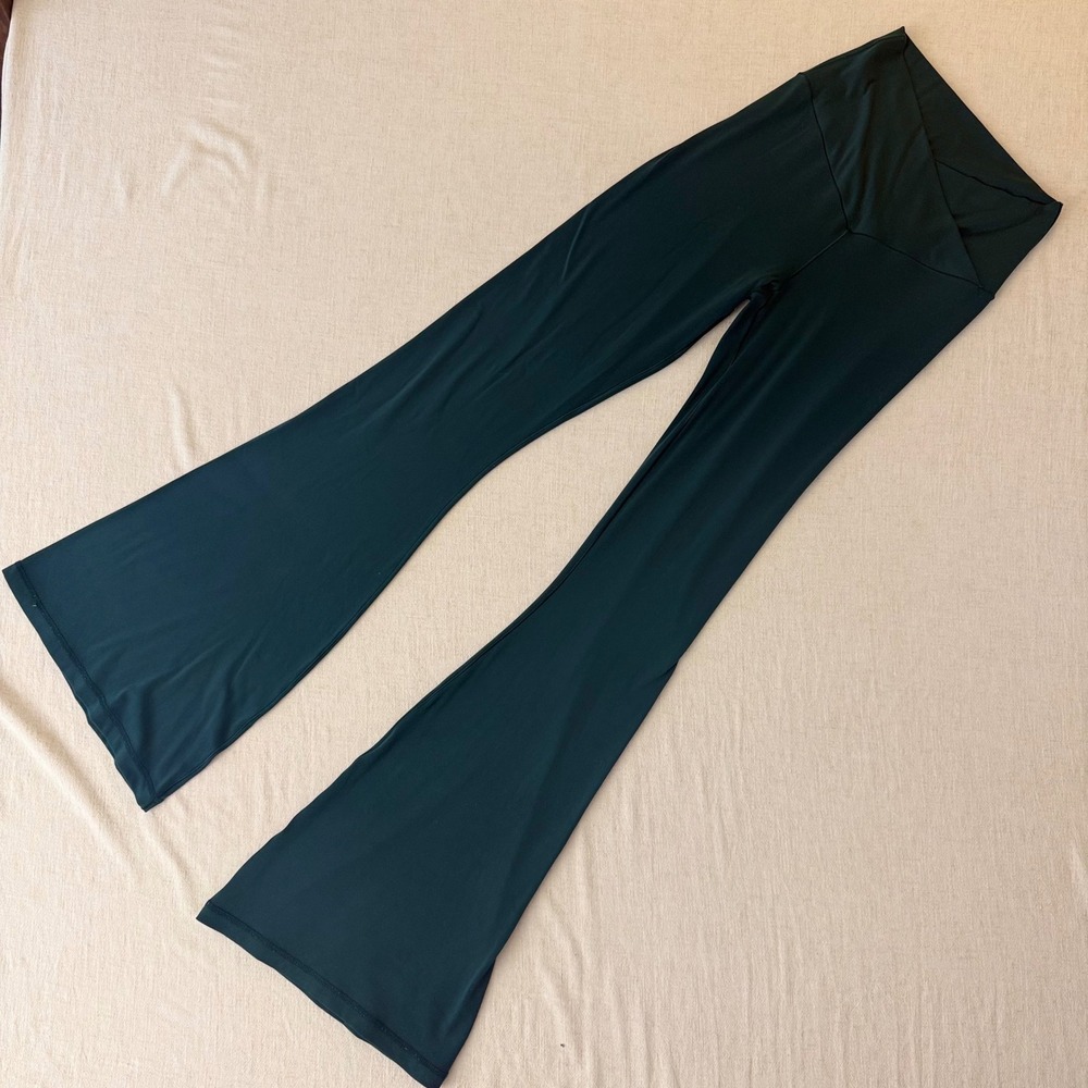 Offline by Aerie Real Me Crossover Flare Leggings Green High Rise Size Medium - Picture 2 of 9